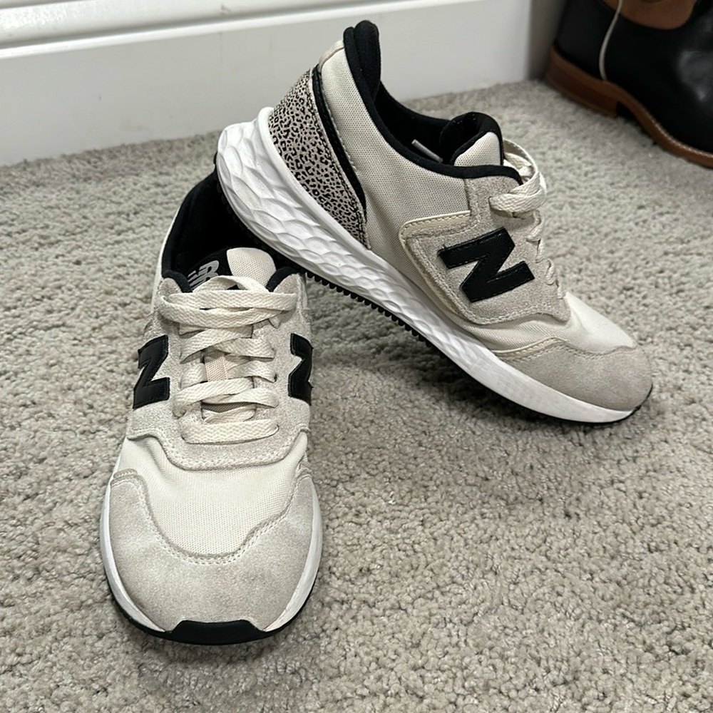 New Balance tennis shoes